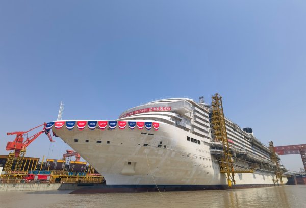 炒股配资之家 第二艘国产大型邮轮“爱达·花城号”实现坞内起浮